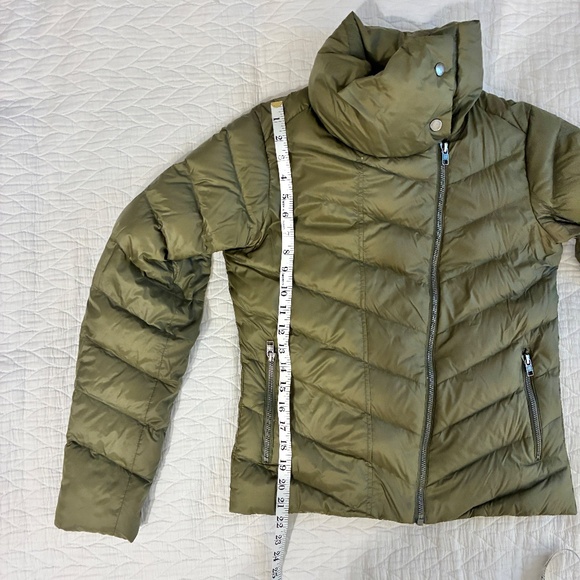 Patagonia Women's Prow Down Jacket, Fatigue Green, Small, EUC - Picture 4 of 10